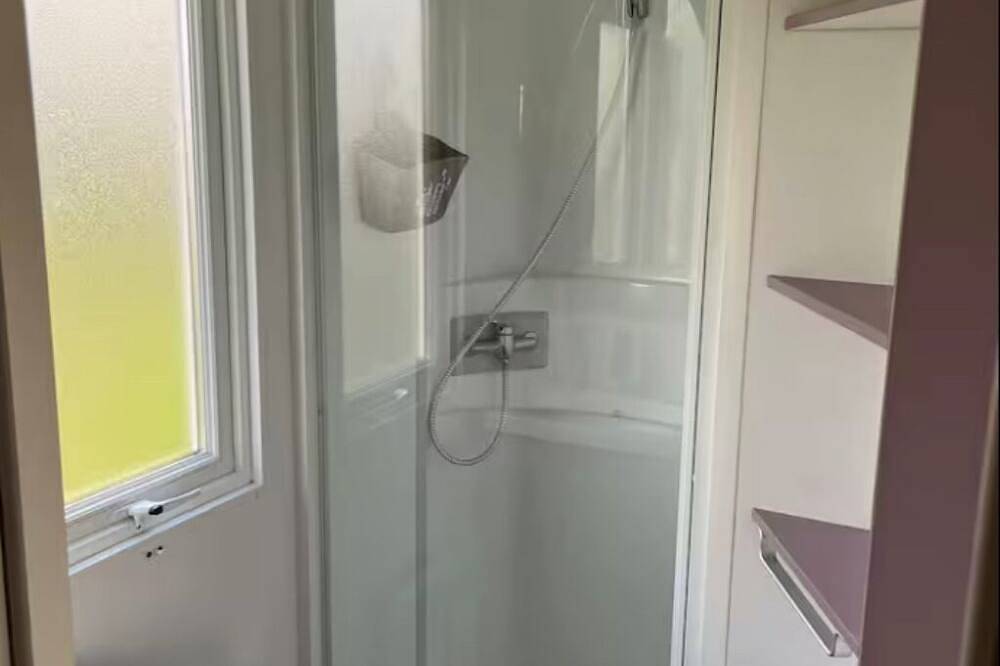 Mobile-home 4 pers (6 possibles) – Plage à pied – Terrasse – Piscine in Fouesnant, Côte de Cornouaille
