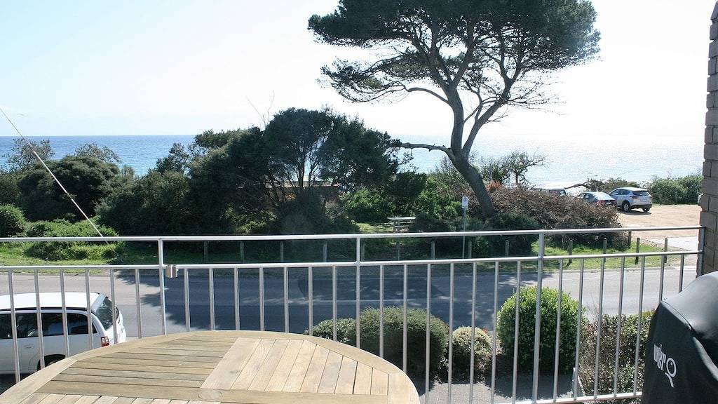 Ganze Wohnung, Mornington Beach Apartment - direkt gegenüber dem Strand mit herrlicher Aussicht. in Mornington, Mornington Peninsula