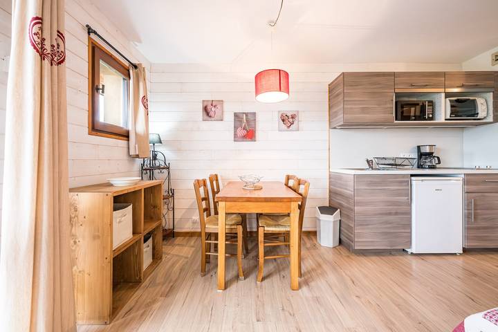 Entire studio, Studio Apartment '5 - L'Épilobe' with Mountain View, Shared Garden and Wi-Fi in Cohennoz, Albertville region