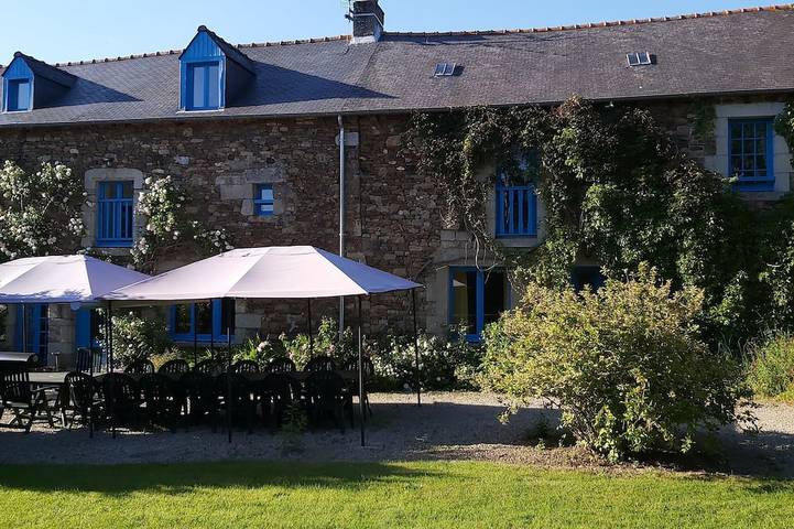 Maison de vacances pour 14 personnes, avec piscine ainsi que jardin et terrasse à Calorguen