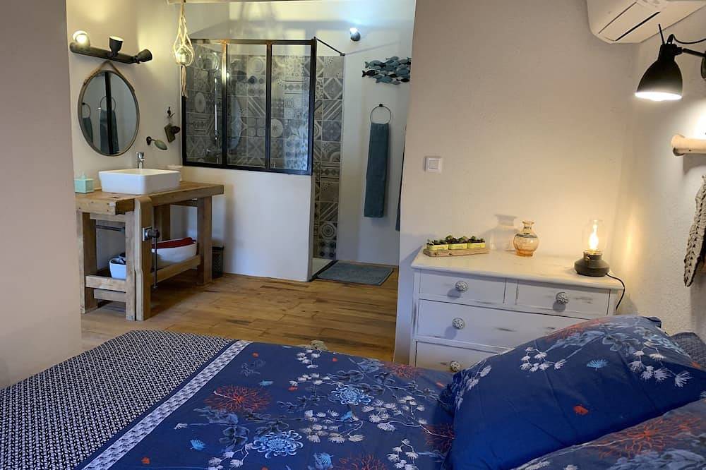 Maison Village Typique et Grand Patio Pour 4 Personnes in Allègre-les-Fumades, Région d'Alès