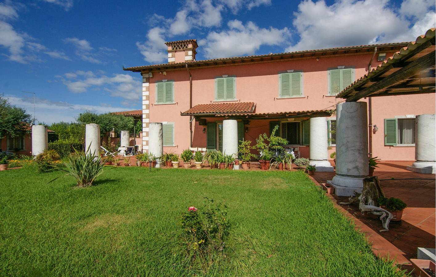 Appartamento intero, Accogliente appartamento con piscina, giardino e WiFi vicino alla pizzeria in Seravezza, Riviera Toscana