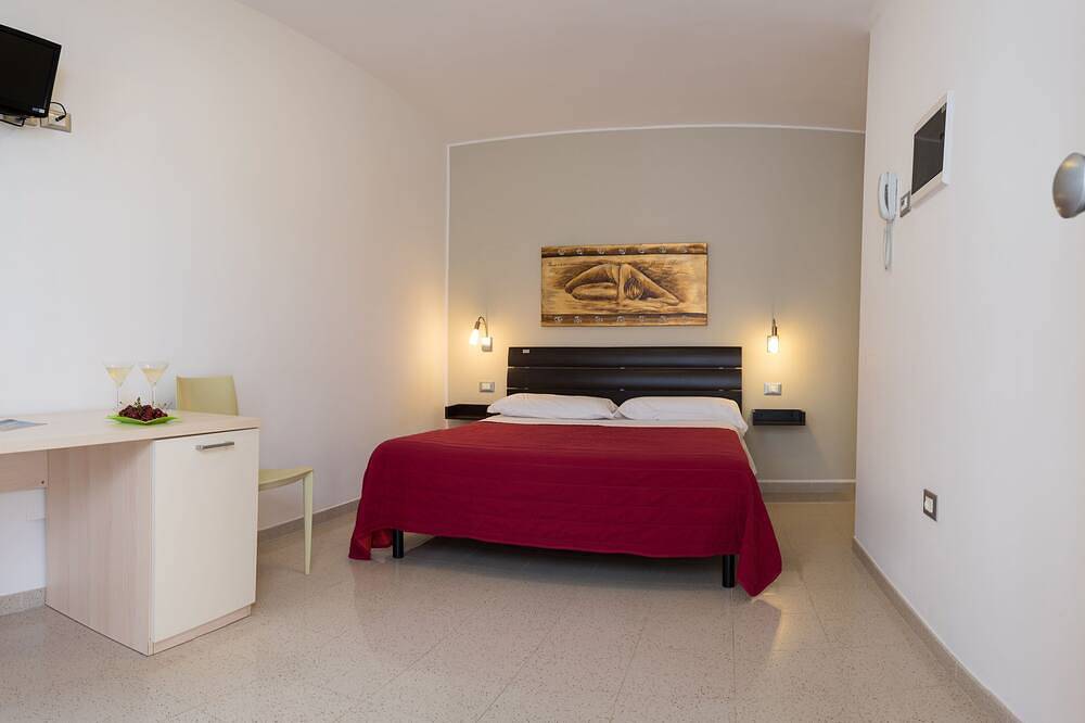 Ground Floor Double Room in \"Donnosanto Residence\" in Torre Santa Sabina, Salento