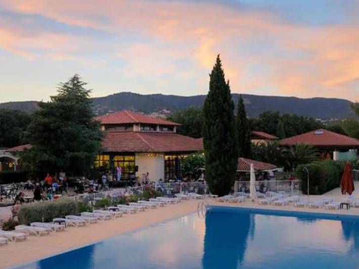 Camping pour 4 personnes, avec Piscine à Bormes-les-Mimosas