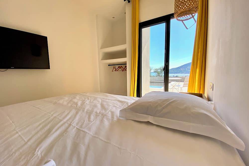 3-bedroom villa with swimming pool and panoramic sea view over the Gulf of Sagone. in Sagone, Vico