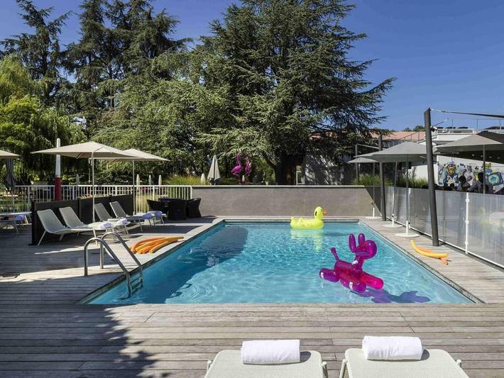 Hôtel pour 3 personnes, avec piscine et jardin à Bron