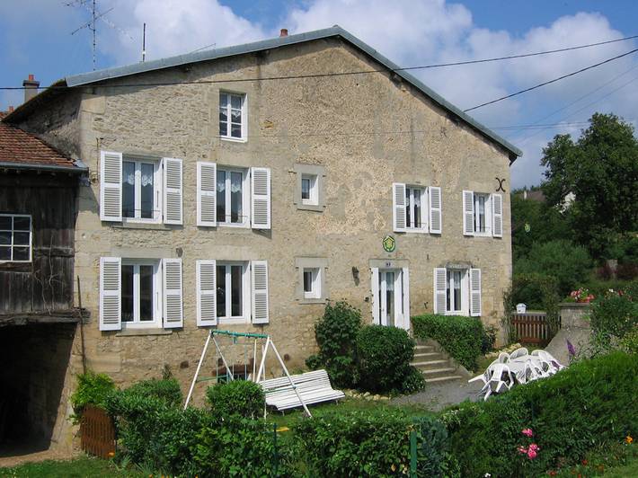 Gîte pour 10 personnes, avec jardin et terrasse, animaux acceptés à Beaumont-en-Argonne