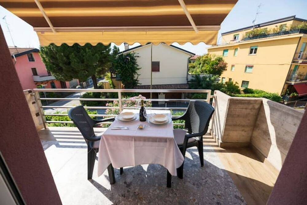 Apartamento entero, The Best - Swimming Pool - Hydro - Sauna- Shower Chrome T in Desenzano del Garda, Montañas Garda