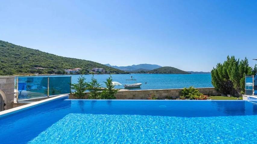 Ferienhaus für 8 Personen, mit Terrasse und Pool - 1