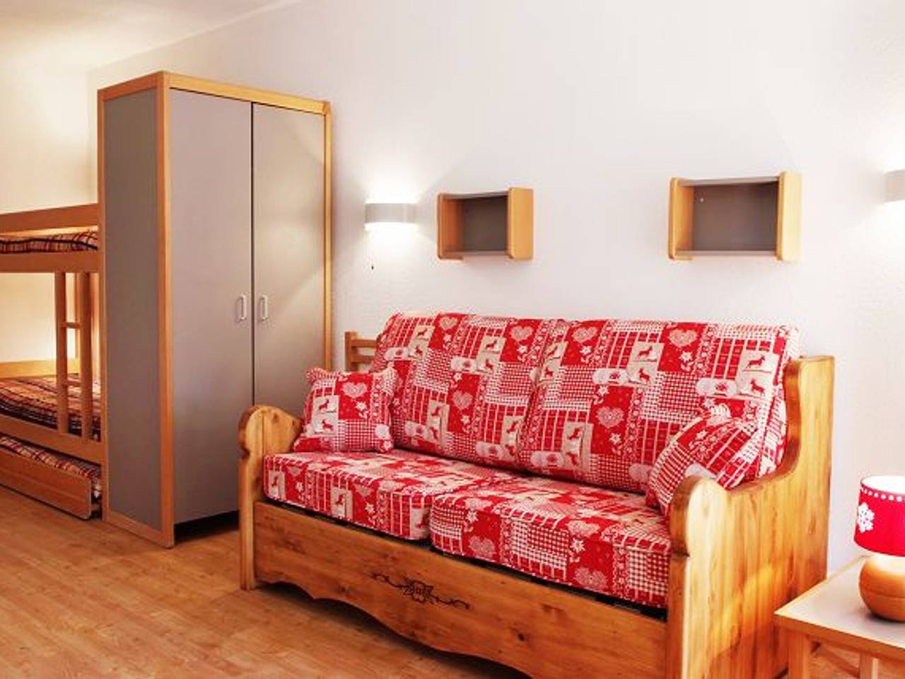 Entire studio, Studio for 4 in city center with Wifi, parking, and pets allowed in Brides-les-Bains, Les Trois Vallées