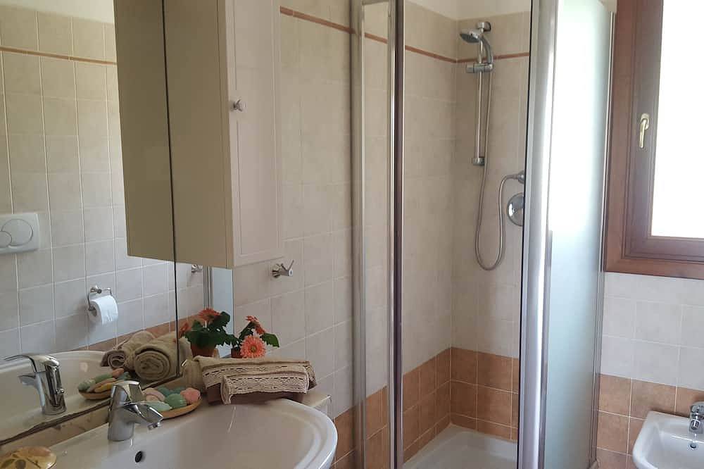 Giulia Wohnung in Villa mit Gartenparkplatz geteilter Innenpool in Oneglia, Imperia