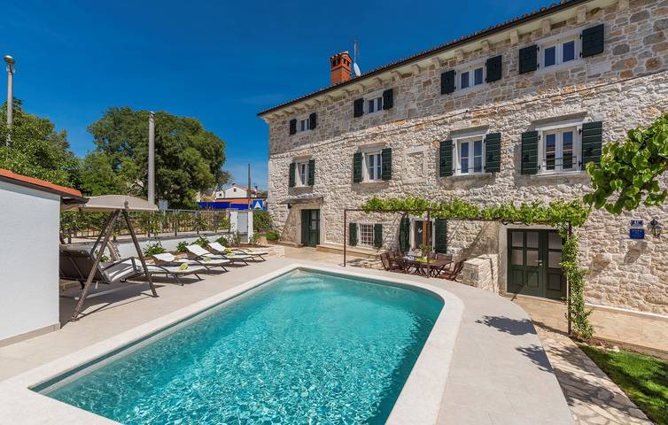Ferienhaus für 10 Personen, mit Balkon/Terrasse und Garten sowie Pool in Porec und Umgebung