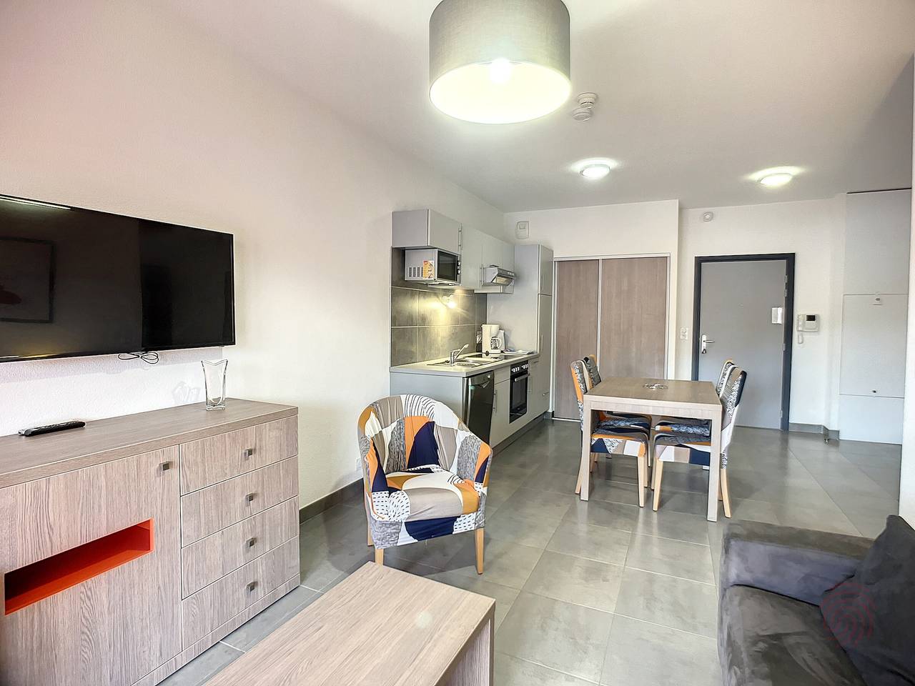 Appartement entier, Bel F2 climatisé, terrasse, parking, à 50m des Thermes de Lamalou-les-Bains, animaux acceptés in Lamalou-les-Bains, Région de Béziers