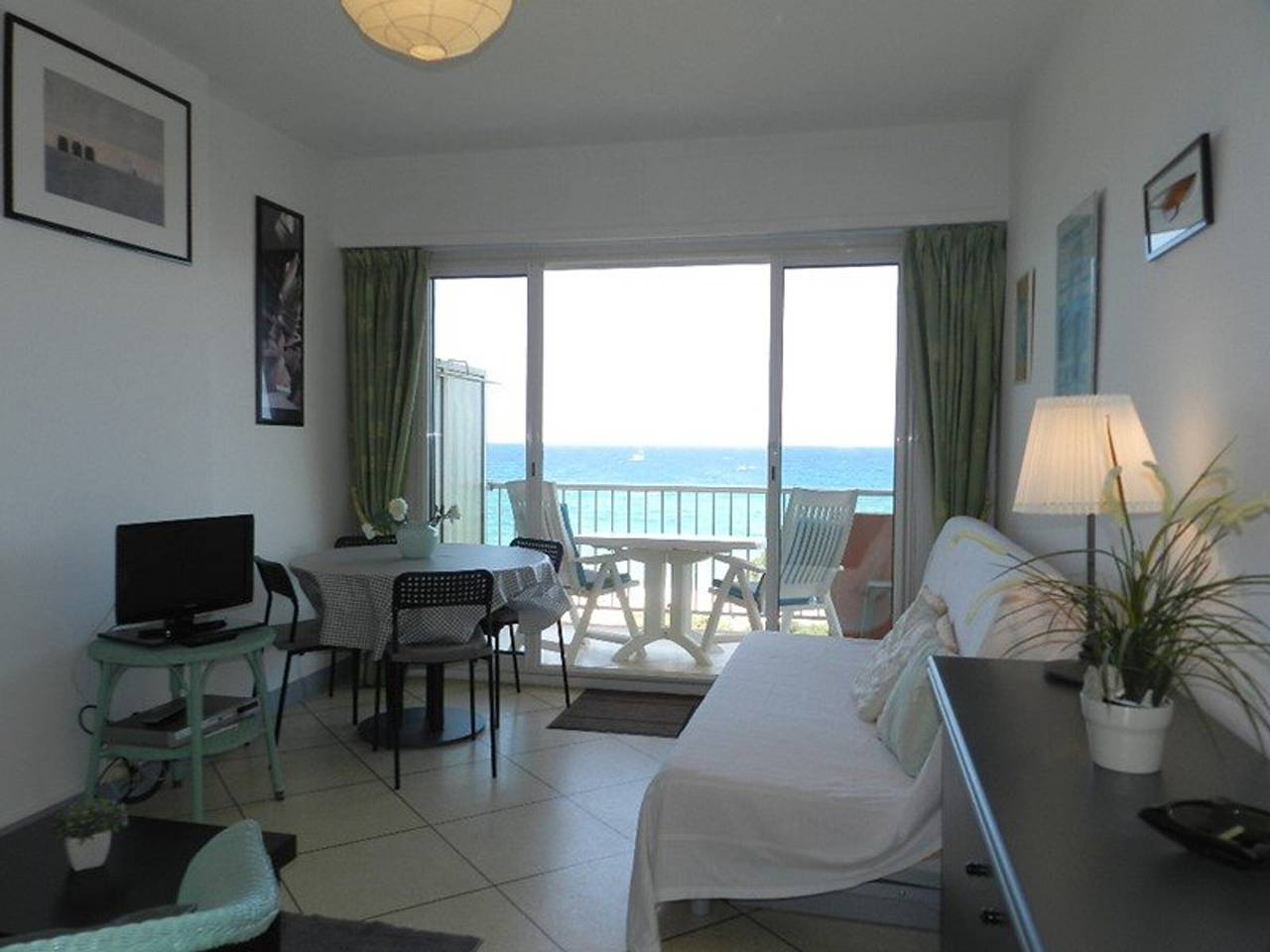 Entire apartment, Studio with terrace and parking in Le Lavandou, direct beach access in Le Lavandou, Toulon region