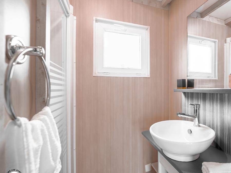 Camping Les Violettes  - Chalet 4 personnes - Chalet Mésange (2 chambres) 4 pers in L'Aiguillon-la-Presqu'île, Vendée