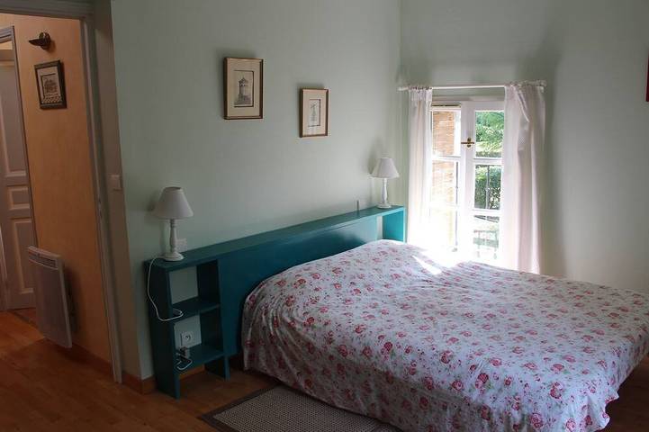 Independent cottage in park with large pool in Tarn-et-Garonne