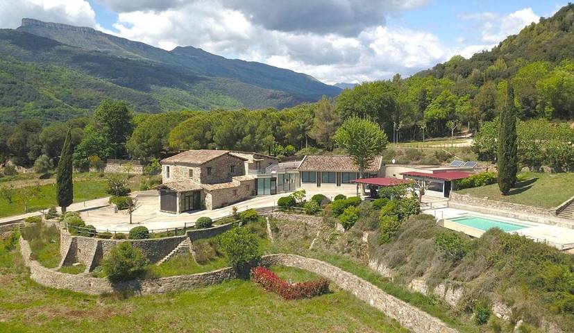Casa rural para 17 personas, con piscina además de jacuzzi y jardín en Amer