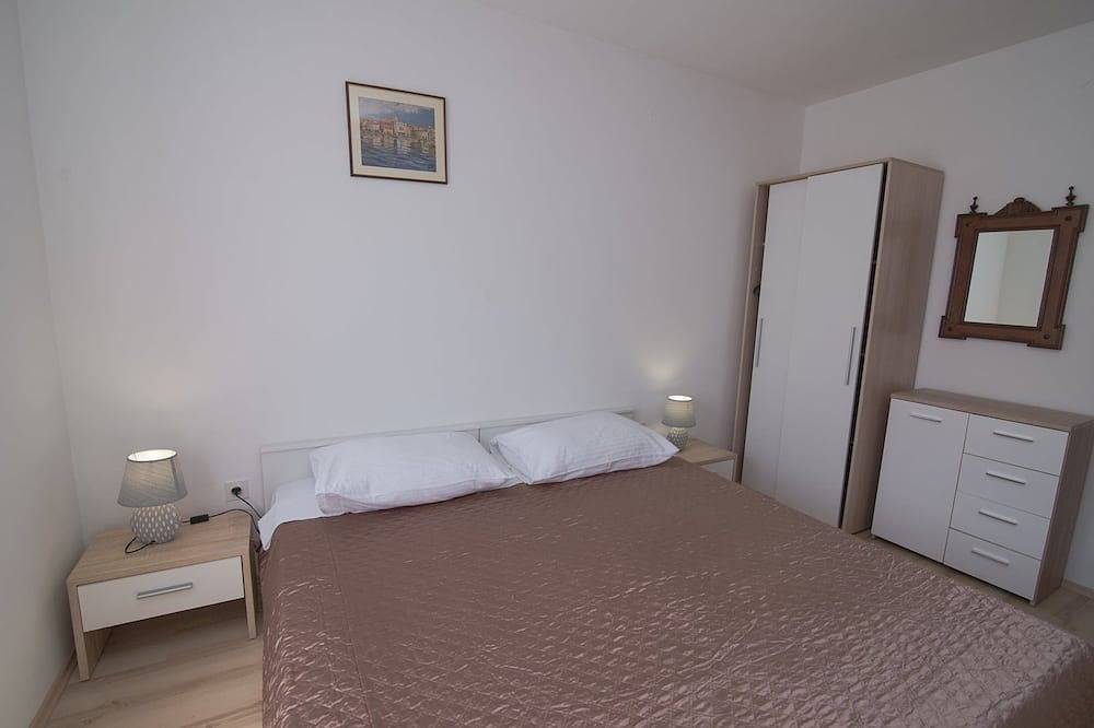 Ganze Wohnung, 2-Zimmer-Ferienwohnung mit Terrasse Mali Losinj, Losinj in Mali Lošinj, Lošinj