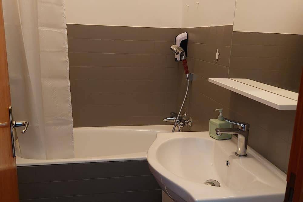 Entire apartment, Studio à Lamontagne en Rez-de-jardin in Saint-Jean-Montclar, Montclar