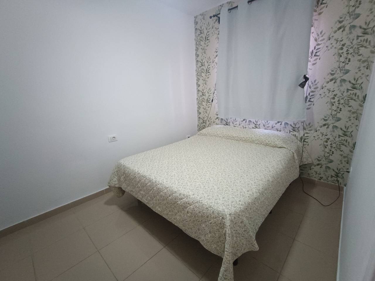 Apartamento entero, Vacaciones 'Feel The Sun In Tenerife' con vistas a la montaña, piscina y jardín compartidos in Costa del Silencio, Arona 