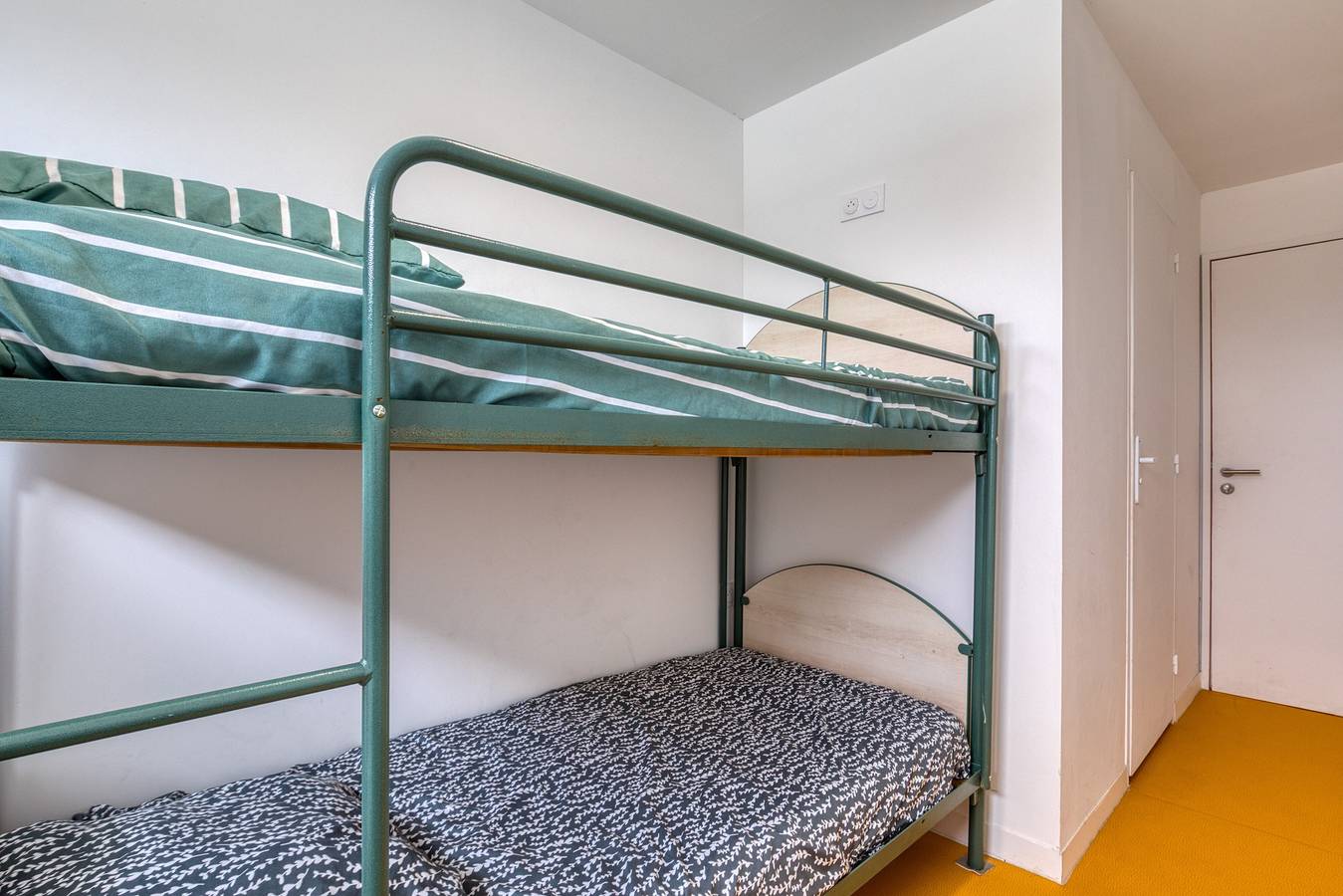 Appartement entier, Chambre avec terrasse partagée et Wi-Fi à 10 mn de la plage in Mudaison, Côte méditerranéenne (France)