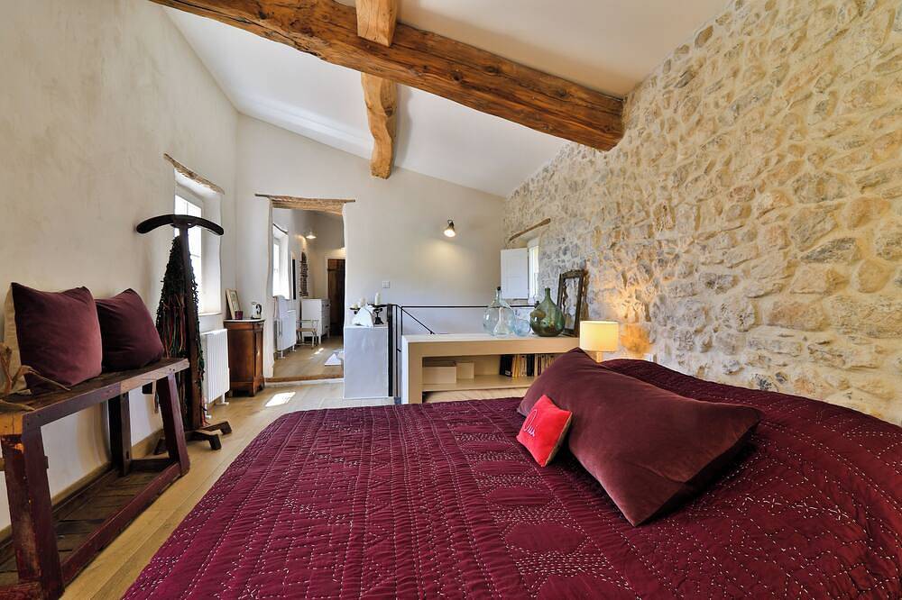 Spectacular vaulted 7-bedroom house, 15 min from beach, 15 guests, Pet-Friendly! in Ollioules, Région de Toulon