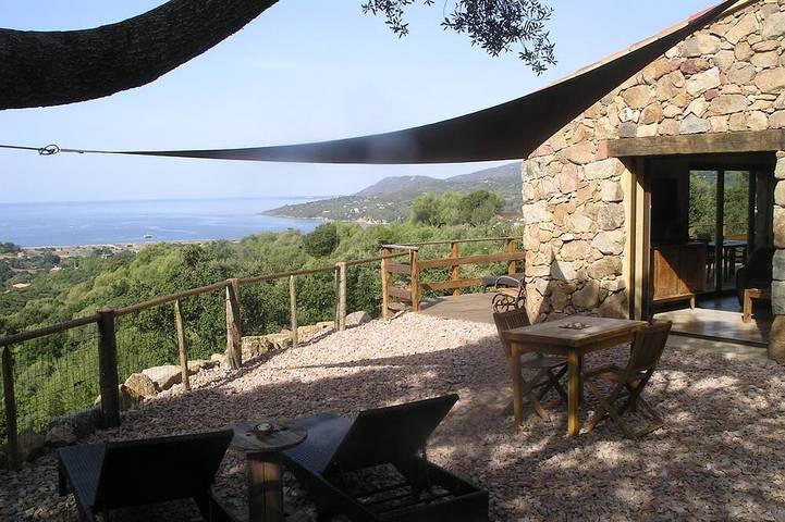 Location de vacances pour 6 personnes, avec terrasse et jardin en Corse-du-Sud