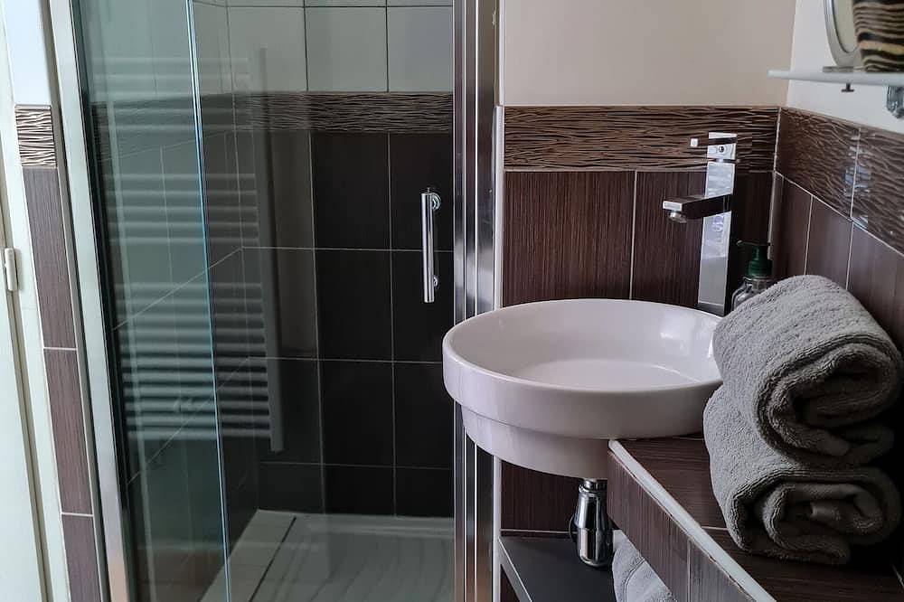 Cosy double room overlooking the street in a charming house in Saint-Priest, Rhône