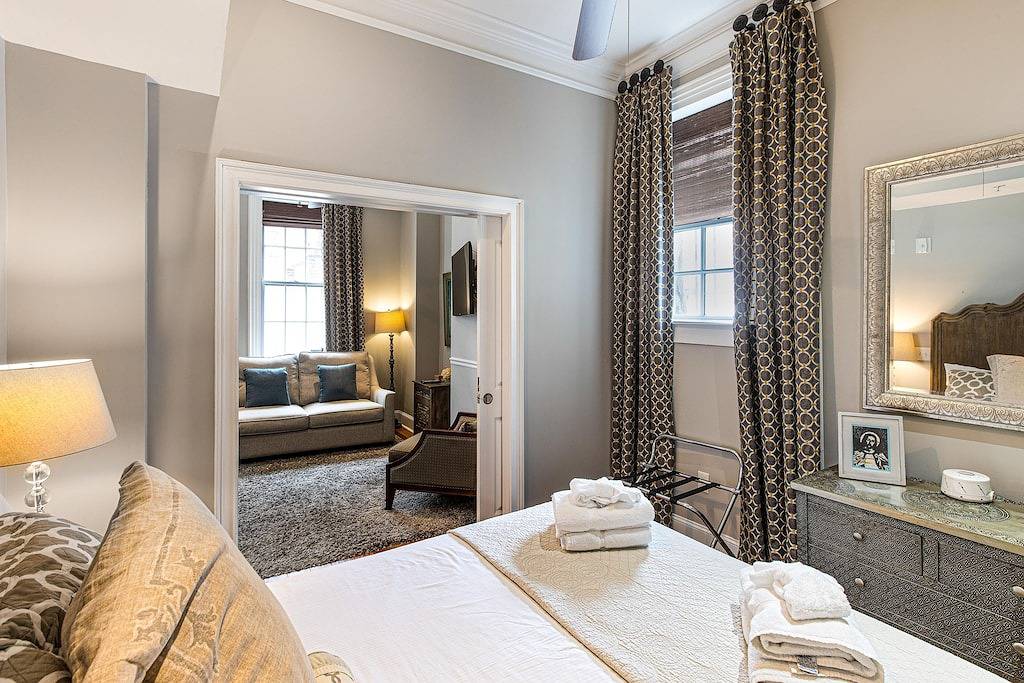 Ganze Wohnung, Luxurious Studio with Parking on Historic Bay Street by Lucky Savannah in Savannah, Chatham County