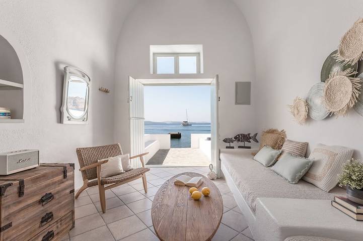 Vacation rental for 4 people, with terrace in Santorini