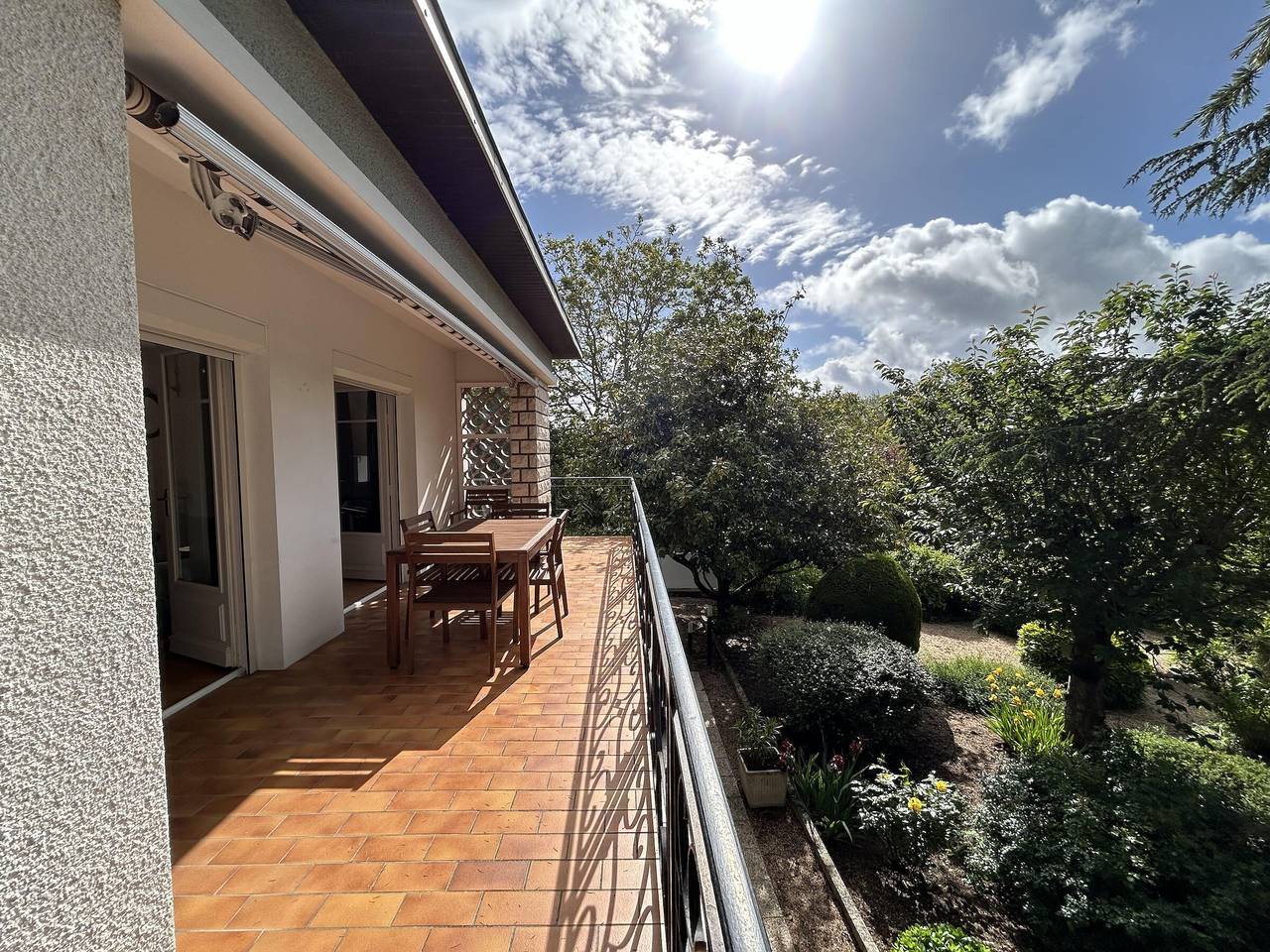 Entire apartment, City center T3 apartment with garden and air conditioning in La Roche-Posay, Vienne