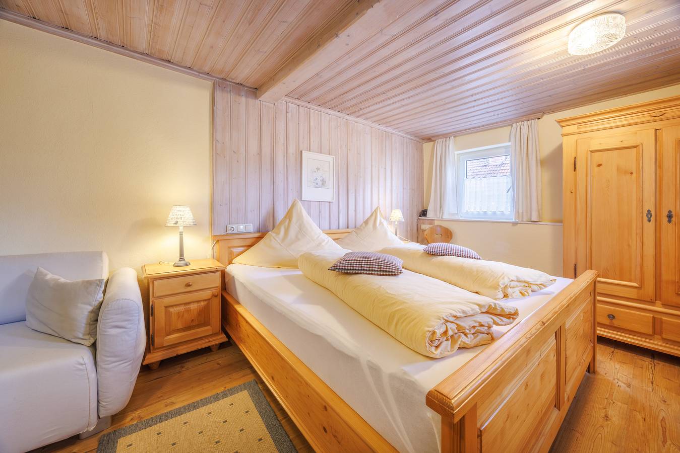 Ganze Ferienwohnung, Gästehaus Burghartswieser inkl. Chiemgaukarte - Appartement Reifelberg 36qm, Küche, Kachelofen, 1 Wohnschlafzimmer, Wlan, 2 Pers in Ruhpolding, Bayerische Alpen