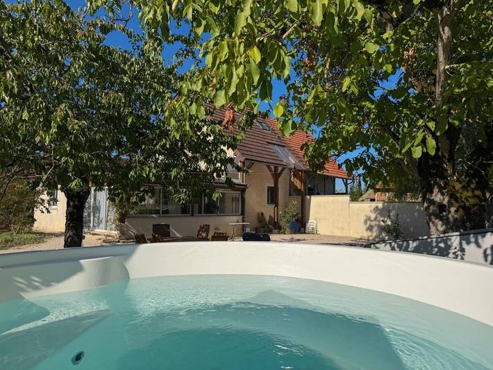 Location de vacances pour 6 personnes, avec Terrasse ainsi que Jardin et Piscine à Saint-Gervais-en-Vallière