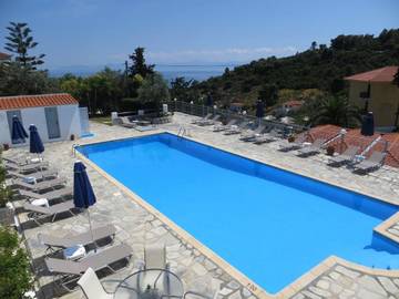 Gîte pour 6 personnes, avec piscine ainsi que jardin et vue, adapté aux familles dans Stafylos