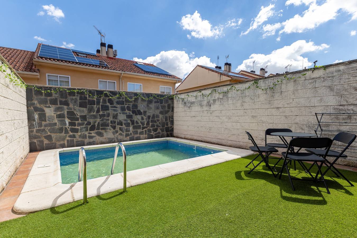Chalet adosado, hasta 12 personas, Piscina, Bar-Bq in Loeches, Provincia de Madrid