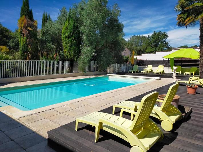 Maison d’hôte pour 10 personnes, avec piscine ainsi que jardin et vue à Courcoury