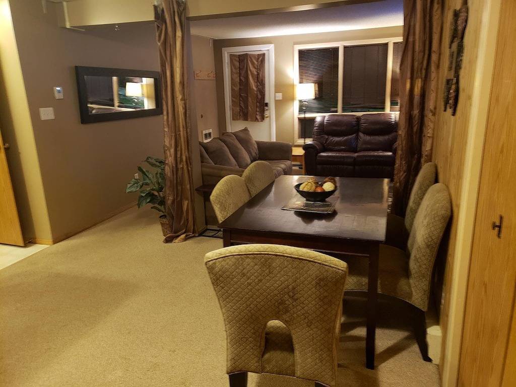 Ganze Wohnung, Steps Away From The Hot Tub And Pub in Panorama