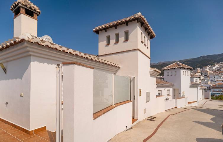 Casa de vacaciones para 10 personas, con terraza además de piscina y jacuzzi - 1