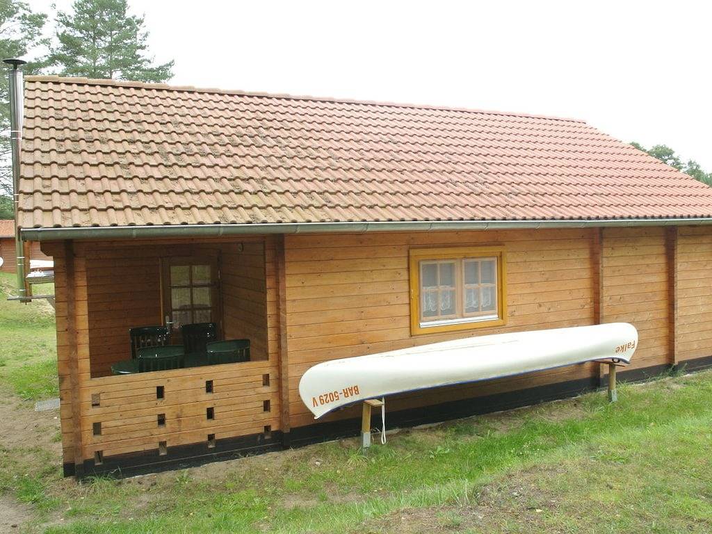 Mit Sauna und Boot am See "F" in Badestrand Pian, Himmelpfort