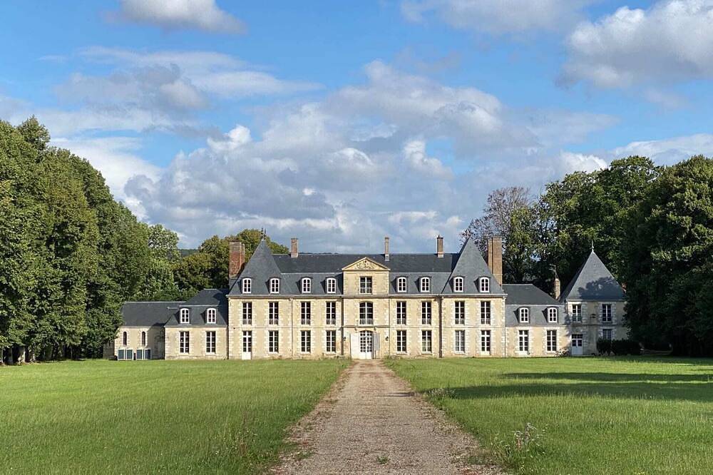 Entire apartment, Le Verger - Studio Apartment, Sleeps 15 in Tosny, Les Andelys region