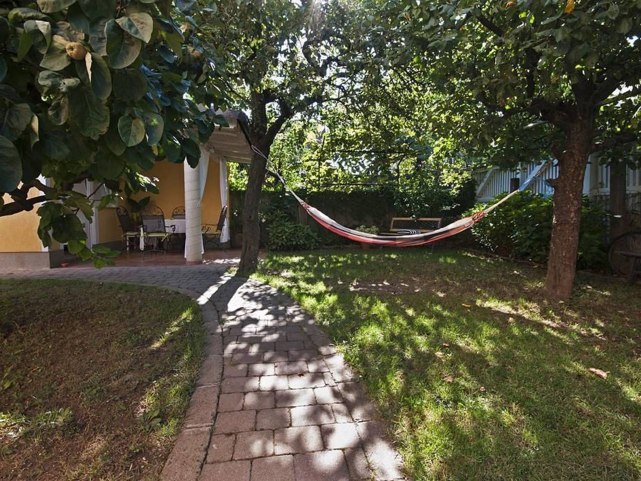 Ferienhäuschen für zwei mit Terrasse und schattigem, kleinen Garten, in der Näh in Liubliana, Osrednjeslovenska