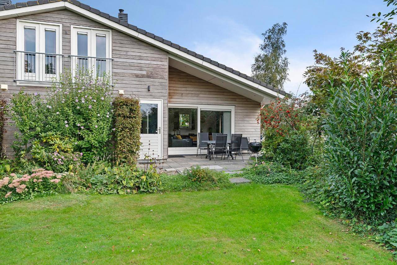 Huis Mosk heeft grote tuin op het zuiden en nabij meer in Nationalpark De Alde Feanen