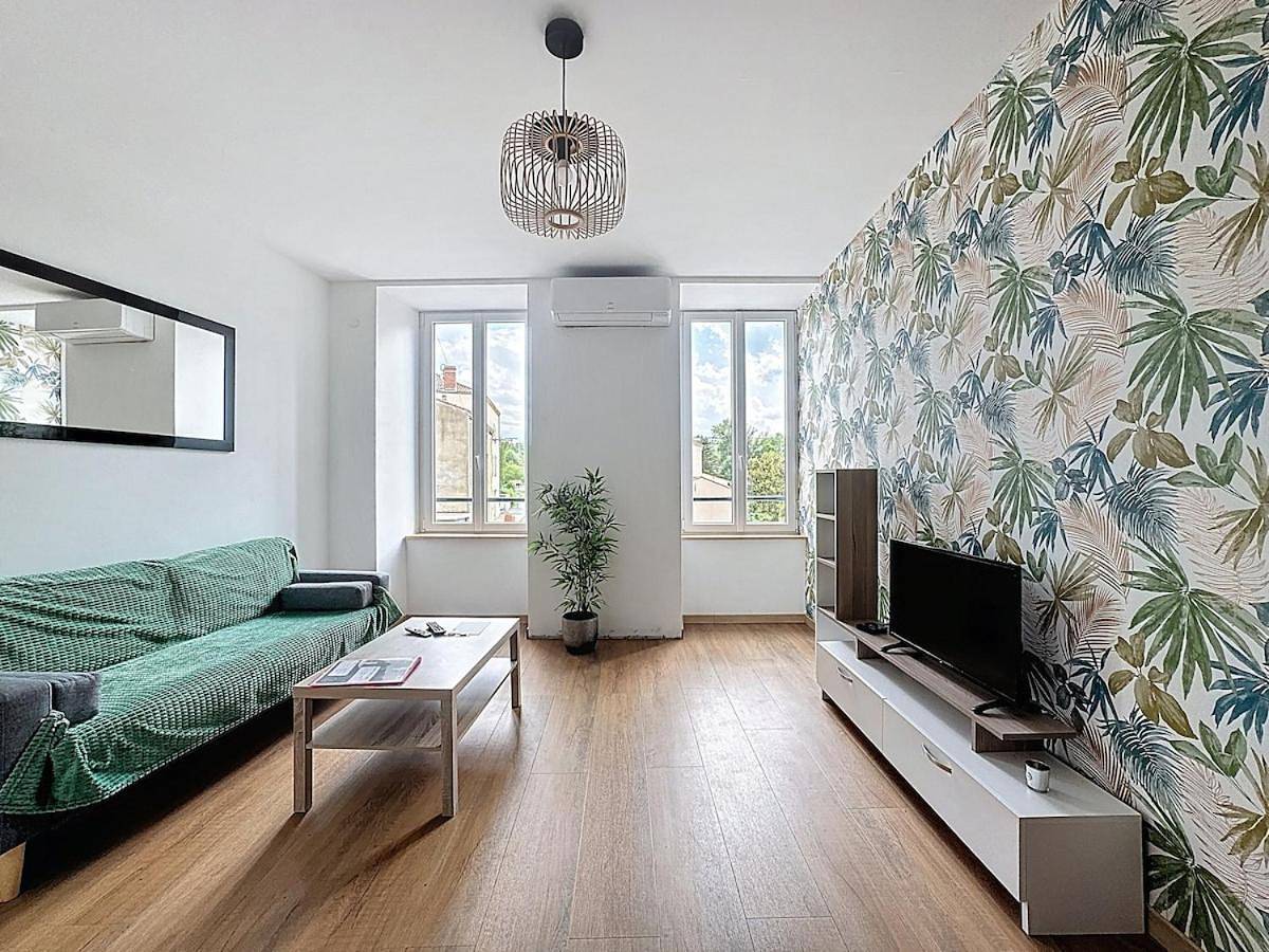 Appartement entier, Immeuble complet climatisé, 24 couchages, centre ville, proche A75 in Coudes, Région de Besse-et-Saint-Anastaise