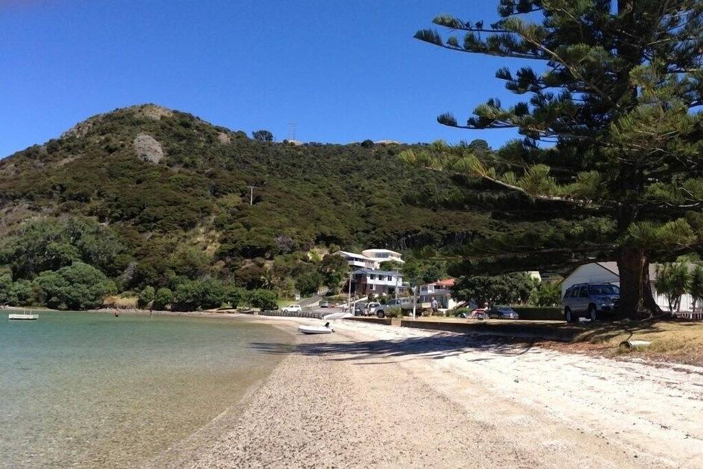 Wyuna Bay Waterfront Bach - Coromandel Harbour in Coromandel, Waikato