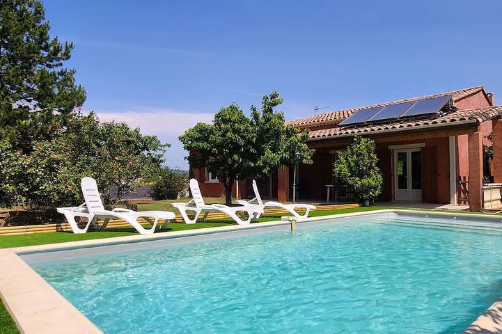 Location de vacances pour 7 personnes, avec terrasse et jardin à Saint-Julien-de-Peyrolas