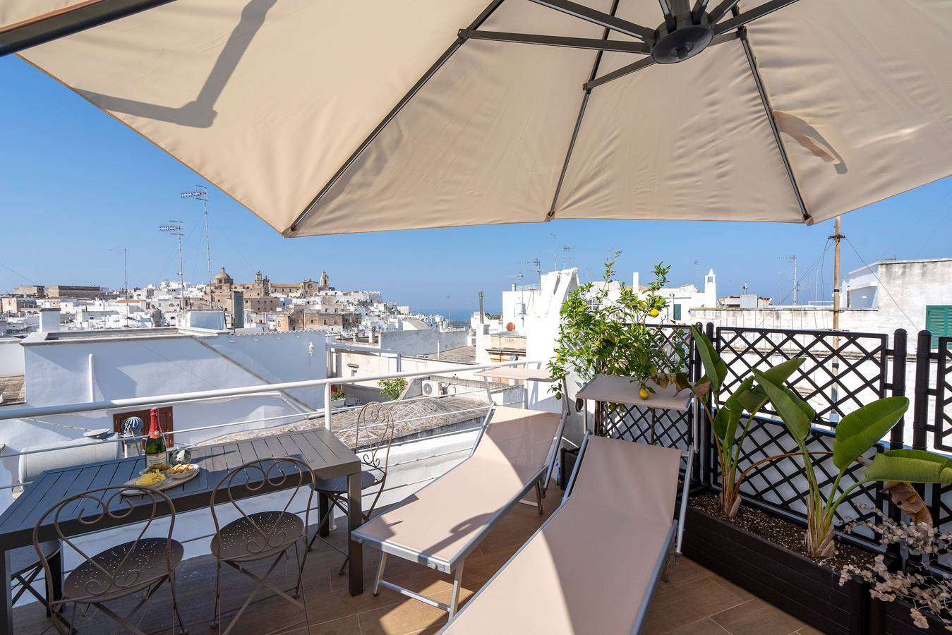 Suite Cavour 30 - Centre historique des années 1700, avec vue sur la mer, Wi-Fi et climatisation in Ostuni, Salento