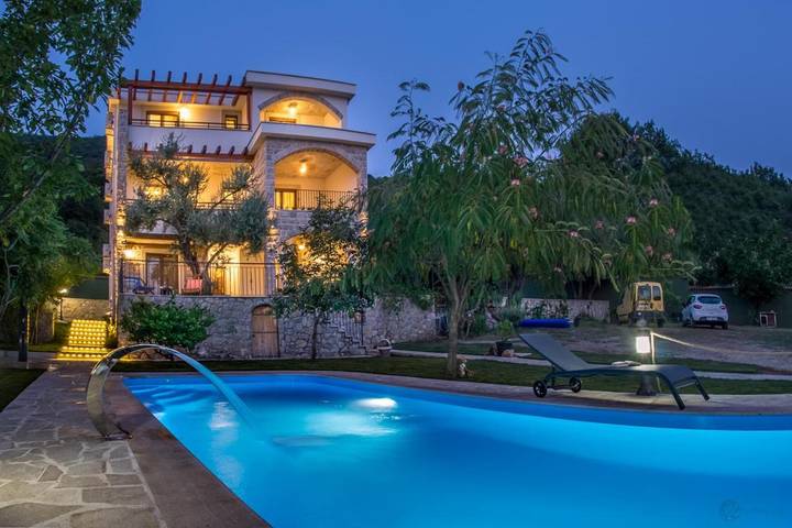 Villa für 16 Personen, mit Garten und Pool sowie Ausblick in Montenegro