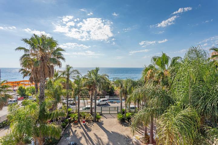Ganze Wohnung, Apartment 'I Ciottoli Dello Ionio - Apt 13' mit Meerblick, Gemeinschaftsterrasse und Balkon in Fondachello, Mascali