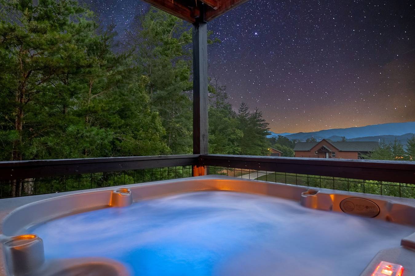 Entire apartment, Amazing View Cabin w/Gameroom, Hot Tub & Fire Pit in Waldens Creek, Sevier County