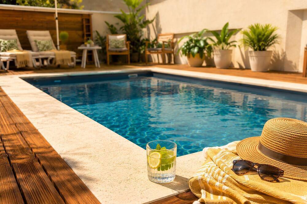Large modern villa with pool, billiards & private parking, 5min from town center in Orange, Vaucluse